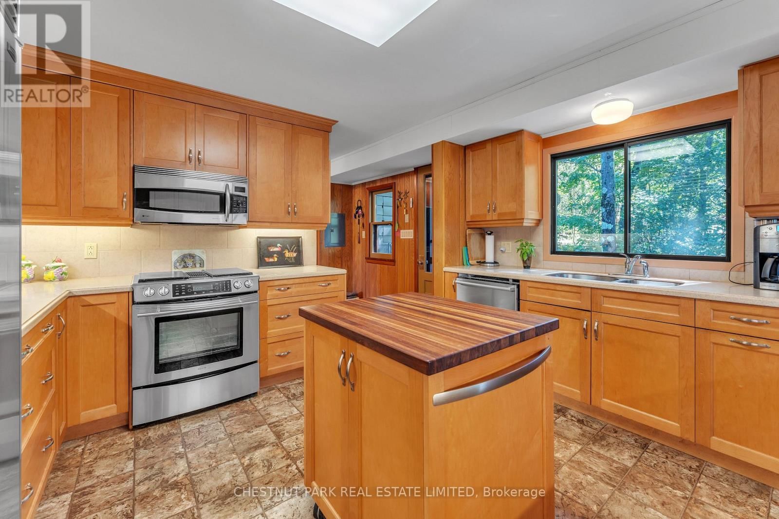 36 BOSTWICK ISLAND Image 16