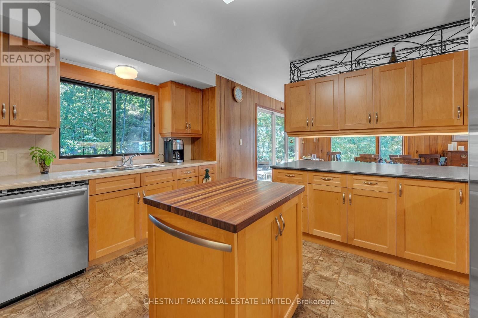 36 BOSTWICK ISLAND Image 17