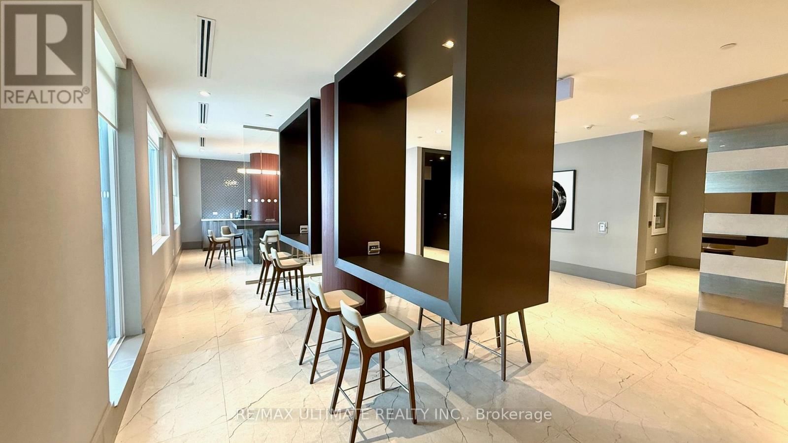 318 - 55 DUKE STREET WEST Image 3