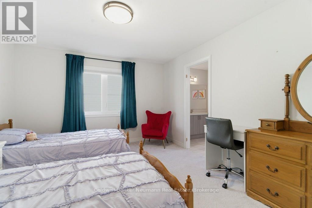 96 HARPIN WAY EAST Image 36