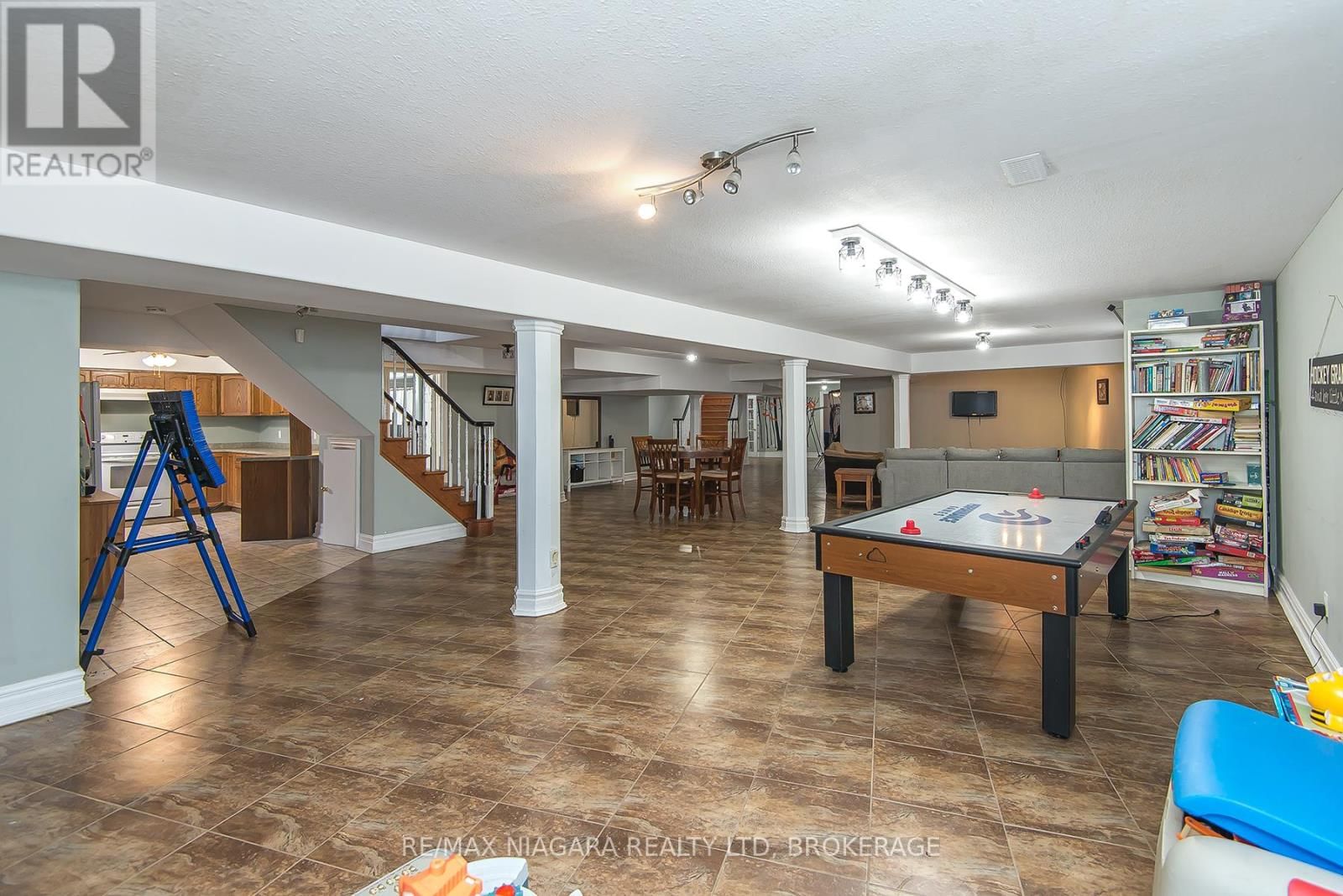 5199 SHERKSTON ROAD Image 36