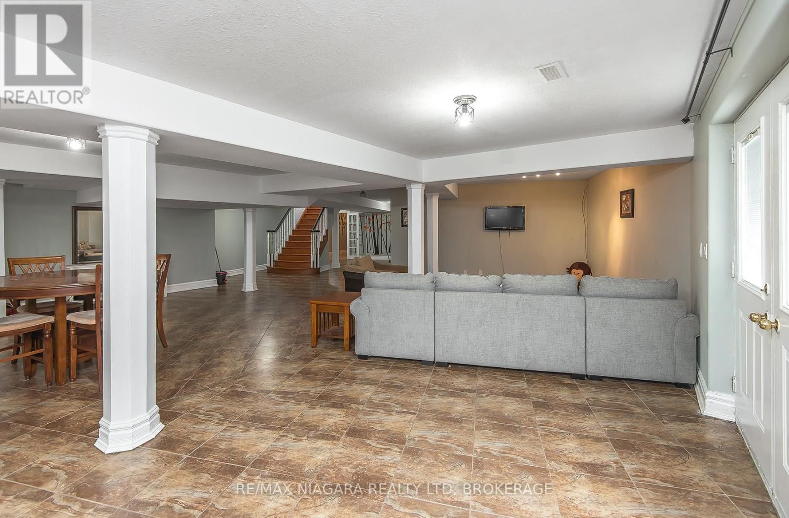 5199 SHERKSTON ROAD Image 39