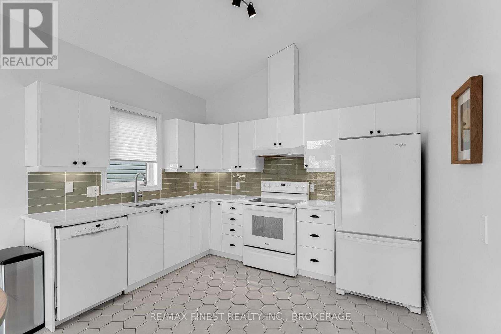 34 SCHOONER DRIVE Image 23