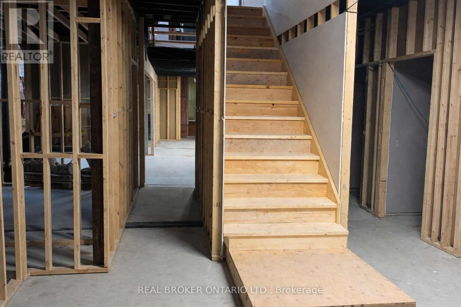 2048 ALBERT STREET SOUTH Image 17