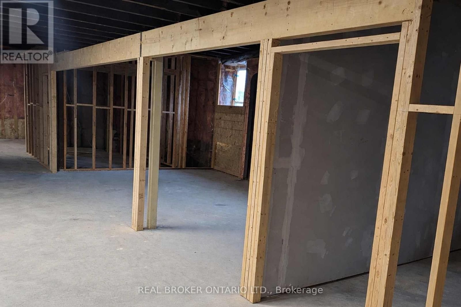 2048 ALBERT STREET SOUTH Image 19