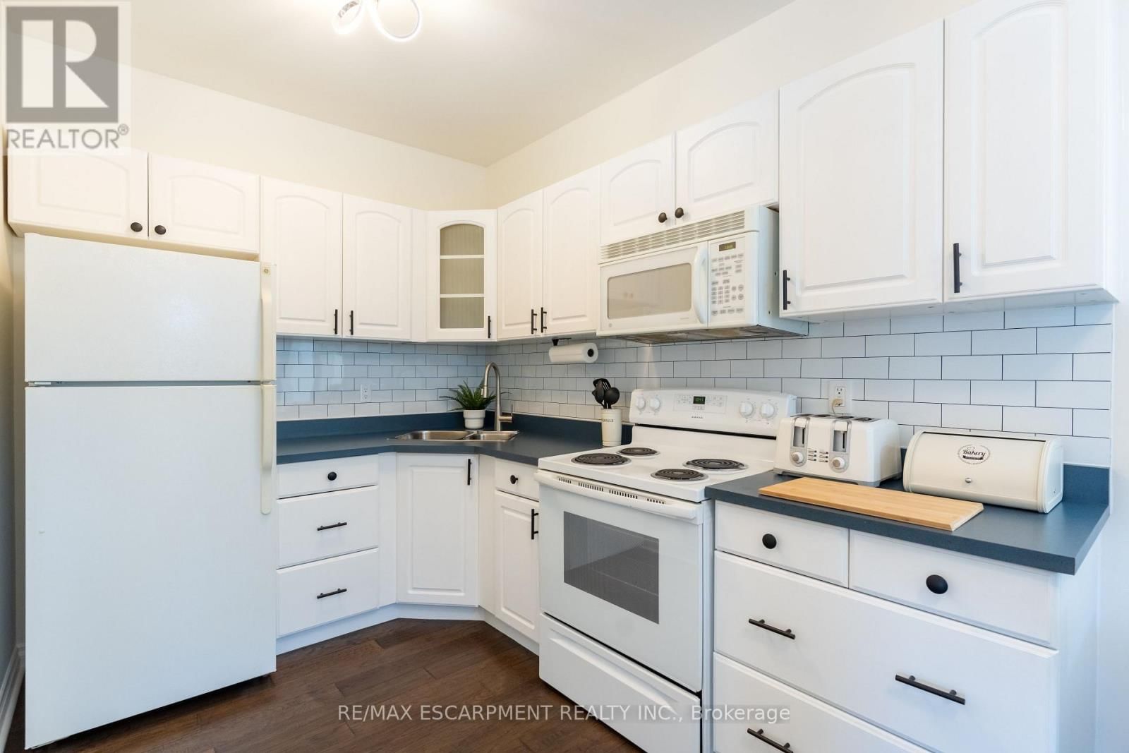 621 ROSSEAU ROAD Image 10