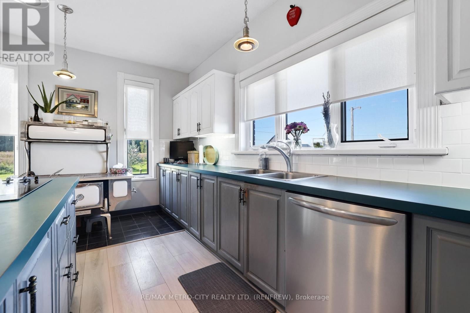 704 CLIFFORD SIDE ROAD Image 10