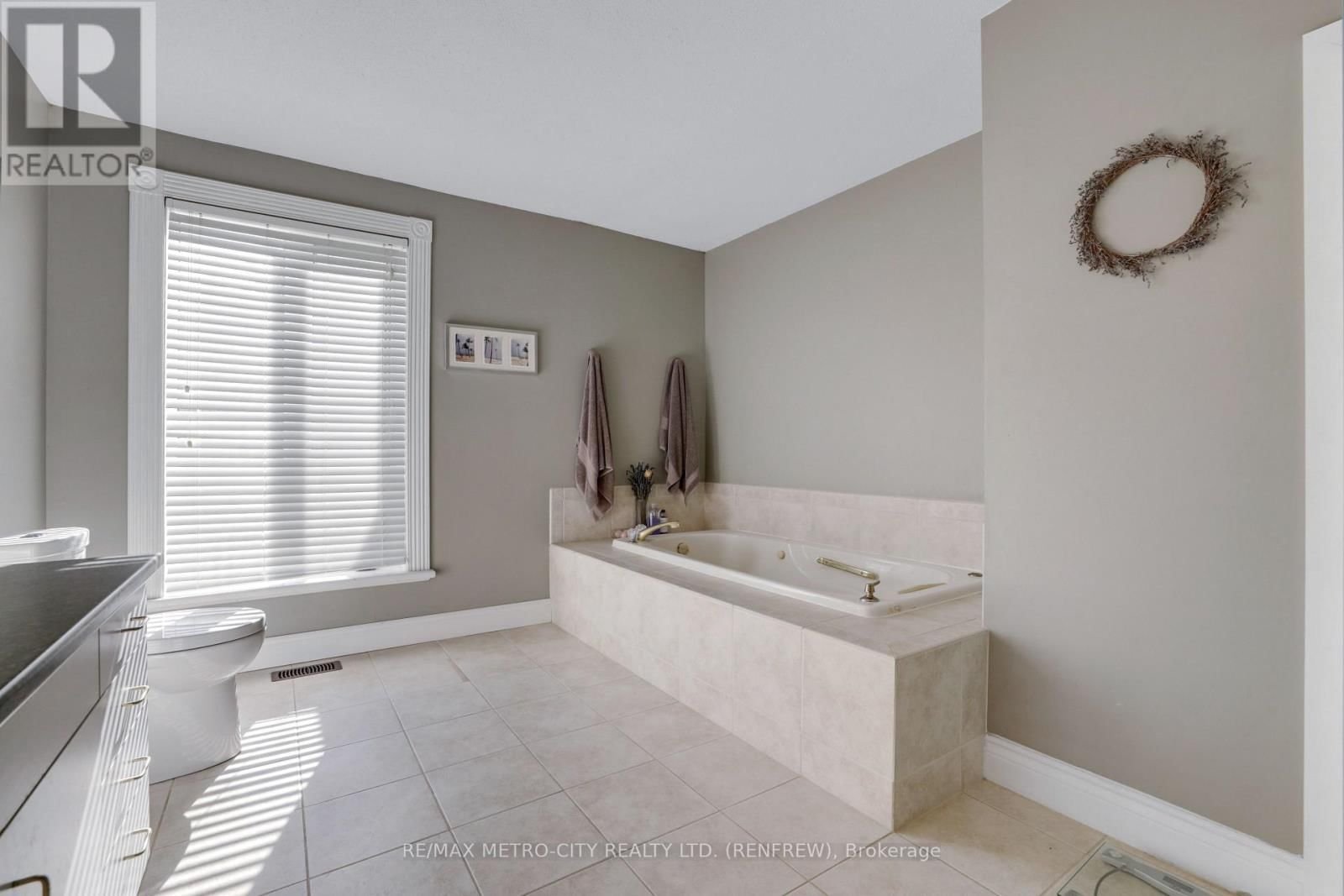 704 CLIFFORD SIDE ROAD Image 18