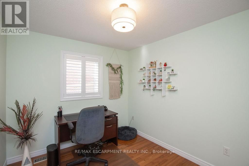 154 THOROUGHBRED BOULEVARD Image 19