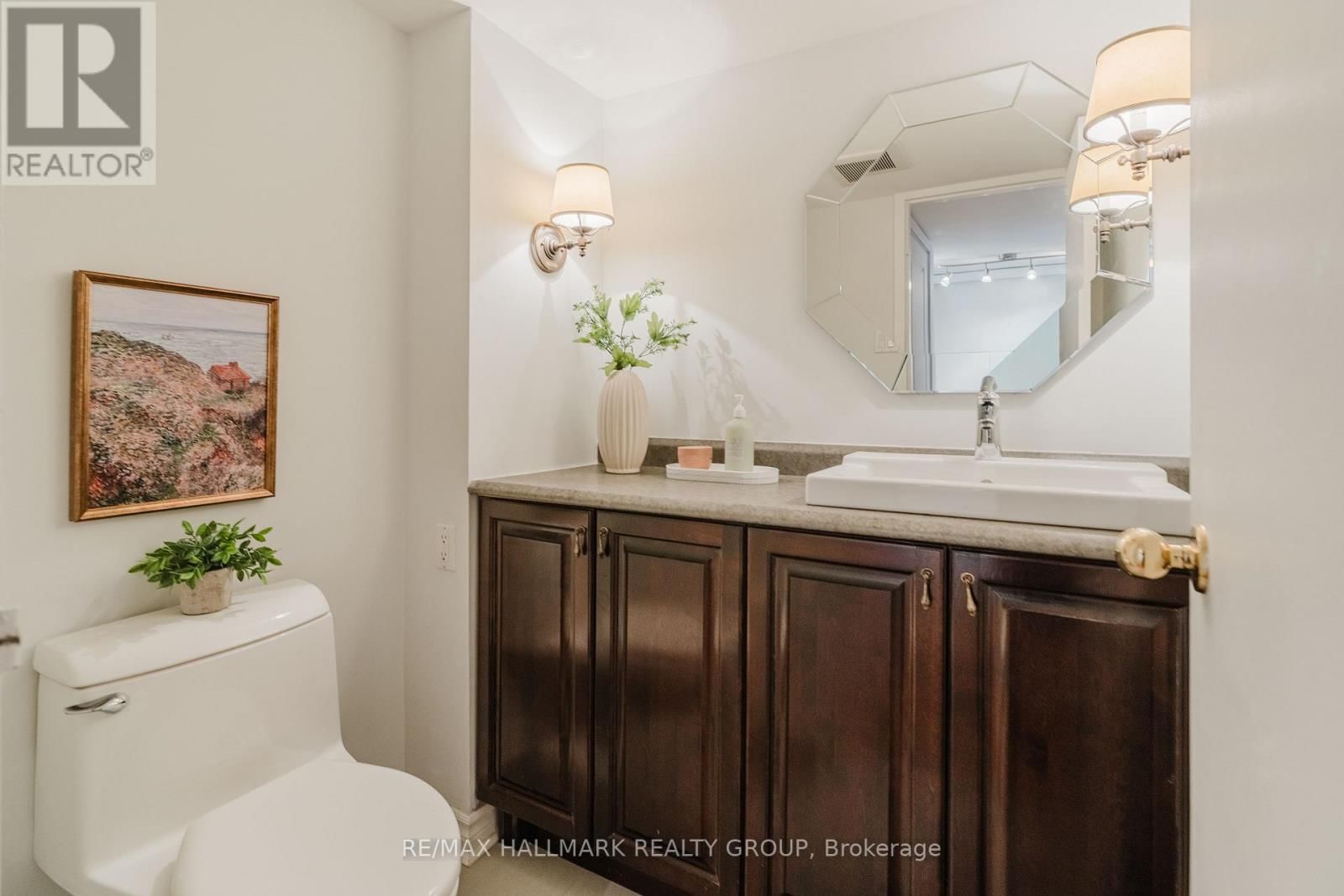 TH2 - 300 QUEEN ELIZABETH DRIVE Image 10