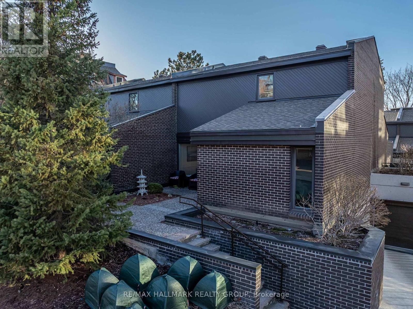 TH2 - 300 QUEEN ELIZABETH DRIVE Image 2