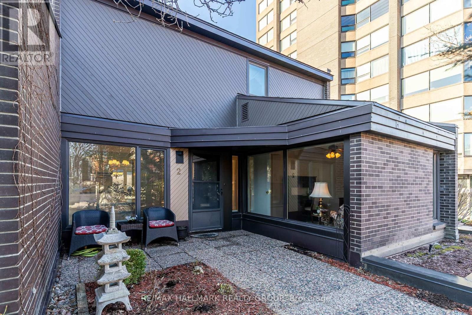 TH2 - 300 QUEEN ELIZABETH DRIVE Image 3