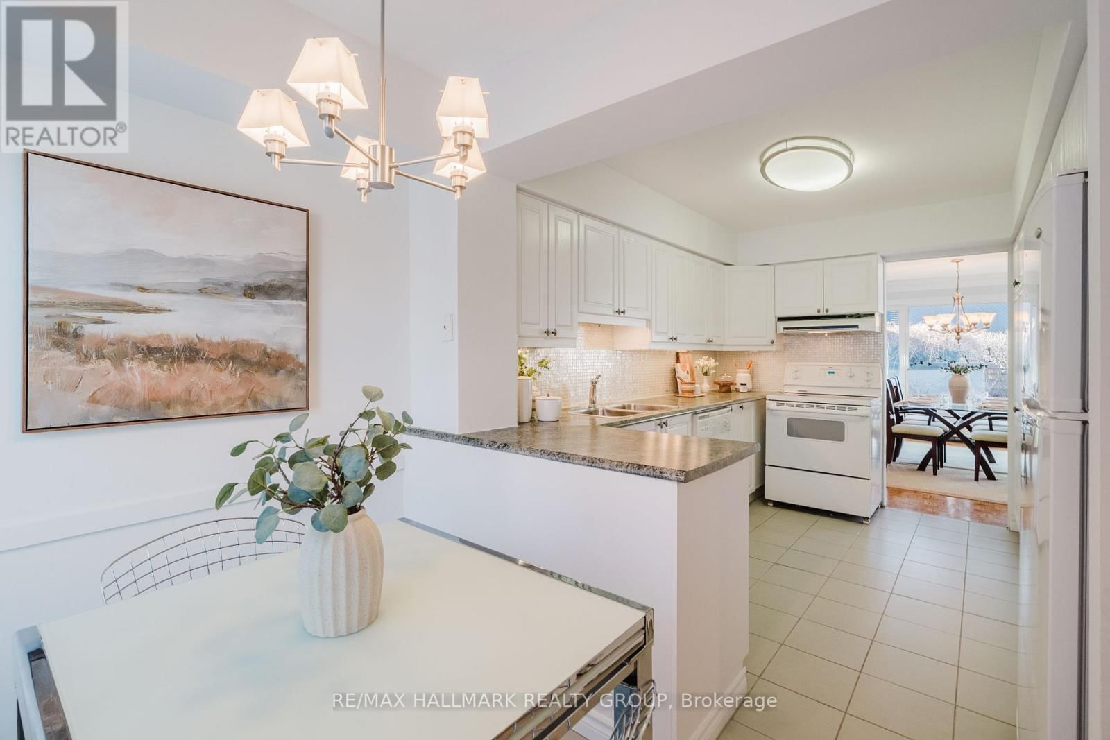 TH2 - 300 QUEEN ELIZABETH DRIVE Image 5