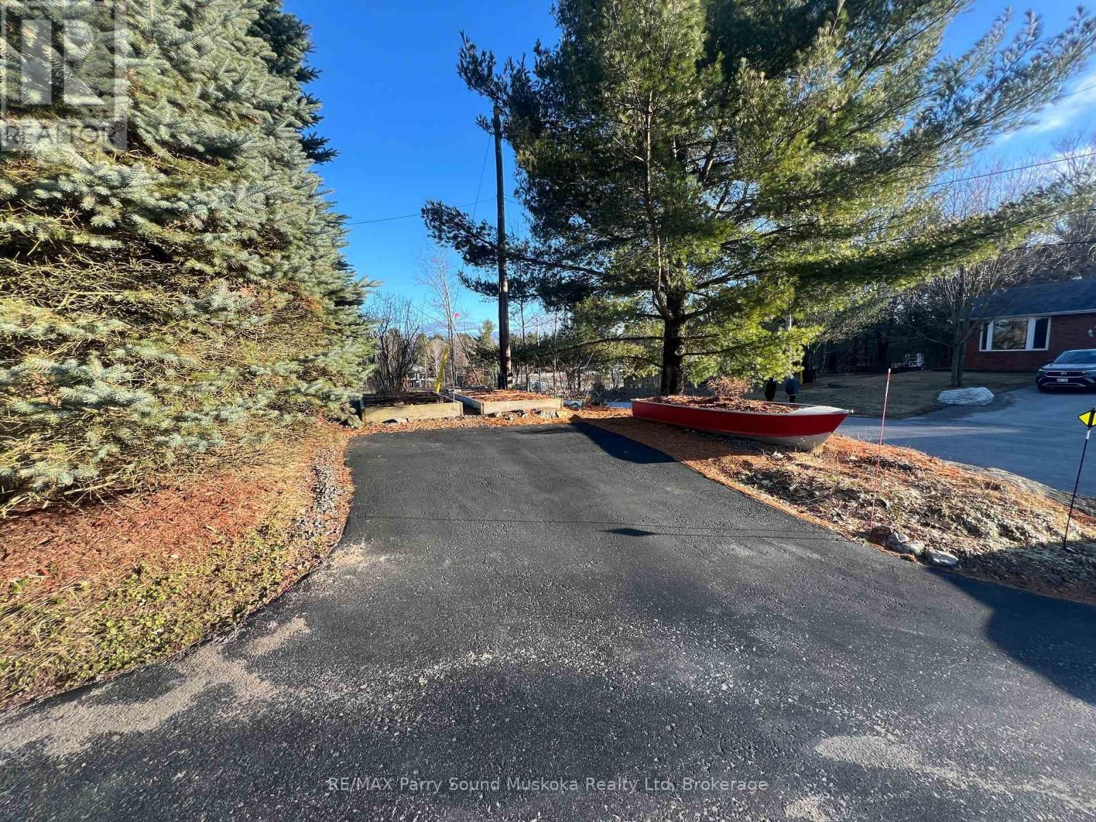 16 MACKLAIM DRIVE Image 36