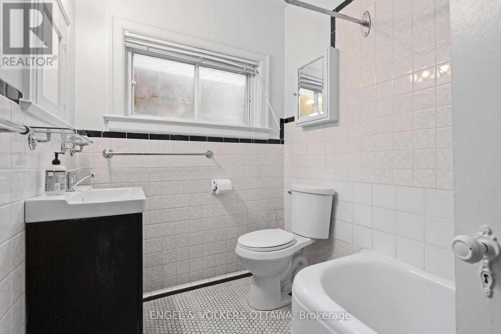 18 CLARENDON AVENUE Image 18