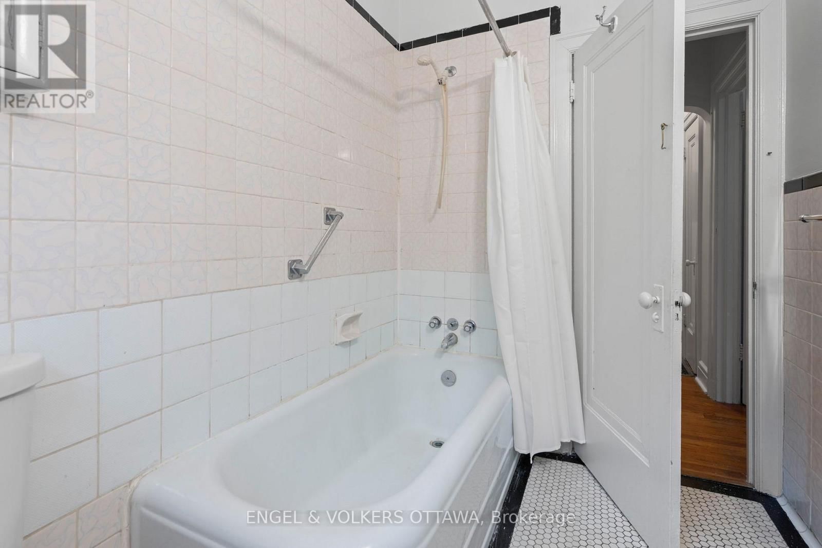 18 CLARENDON AVENUE Image 19