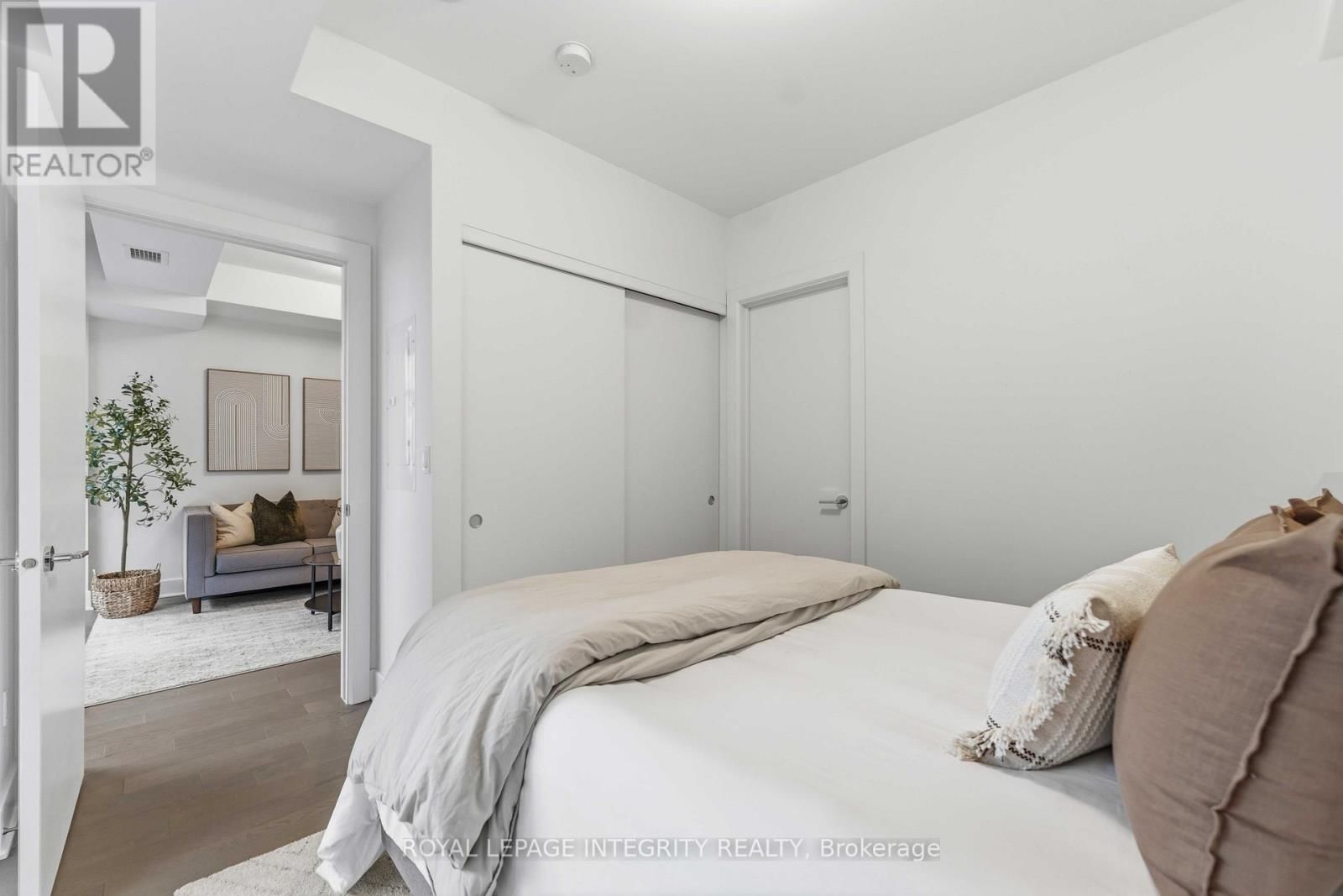 1007 - 255 BAY STREET Image 14