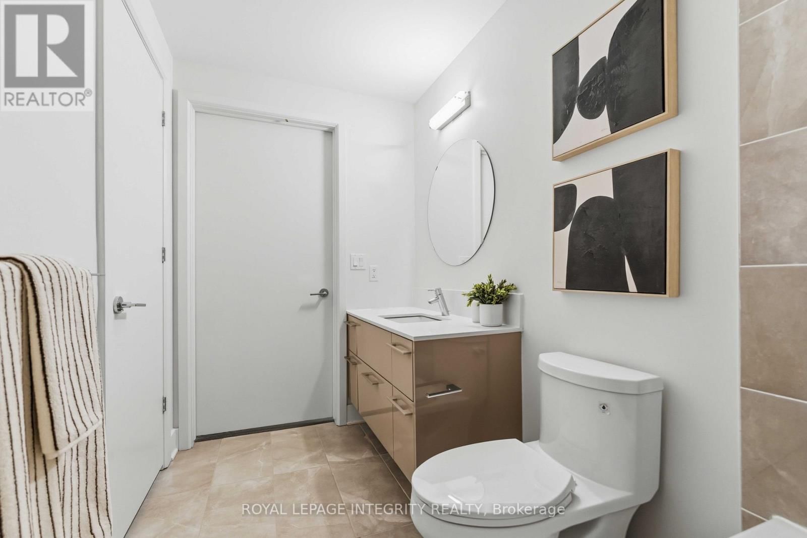 1007 - 255 BAY STREET Image 17