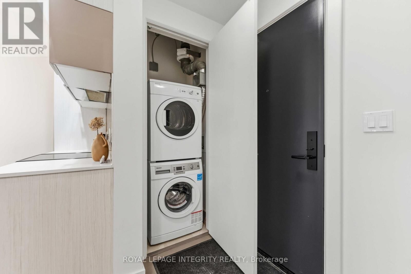 1007 - 255 BAY STREET Image 18