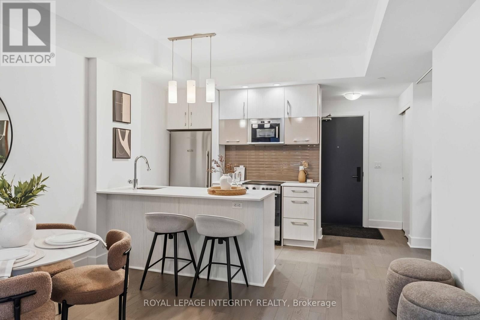 1007 - 255 BAY STREET Image 2