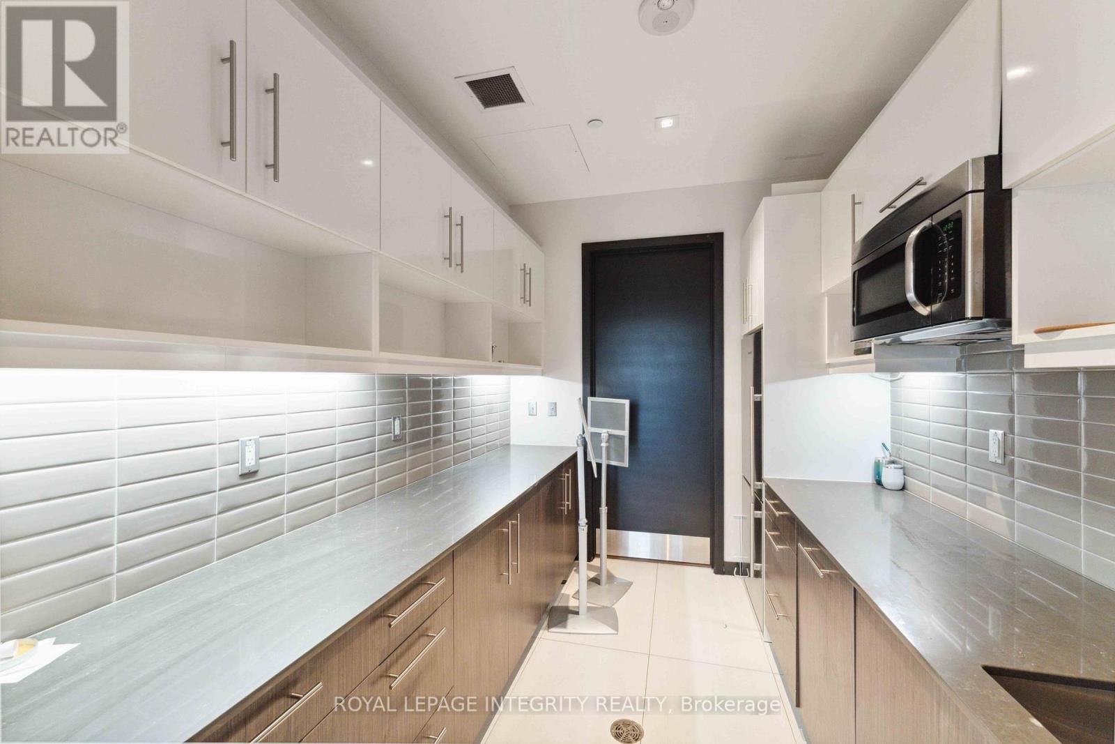 1007 - 255 BAY STREET Image 29