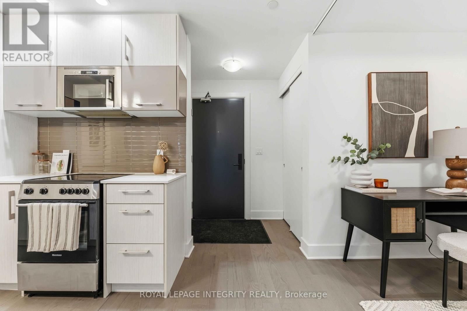 1007 - 255 BAY STREET Image 3