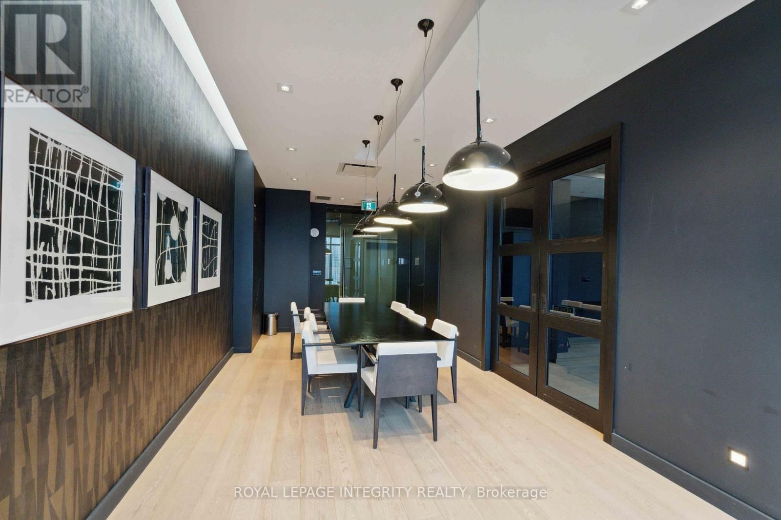 1007 - 255 BAY STREET Image 31