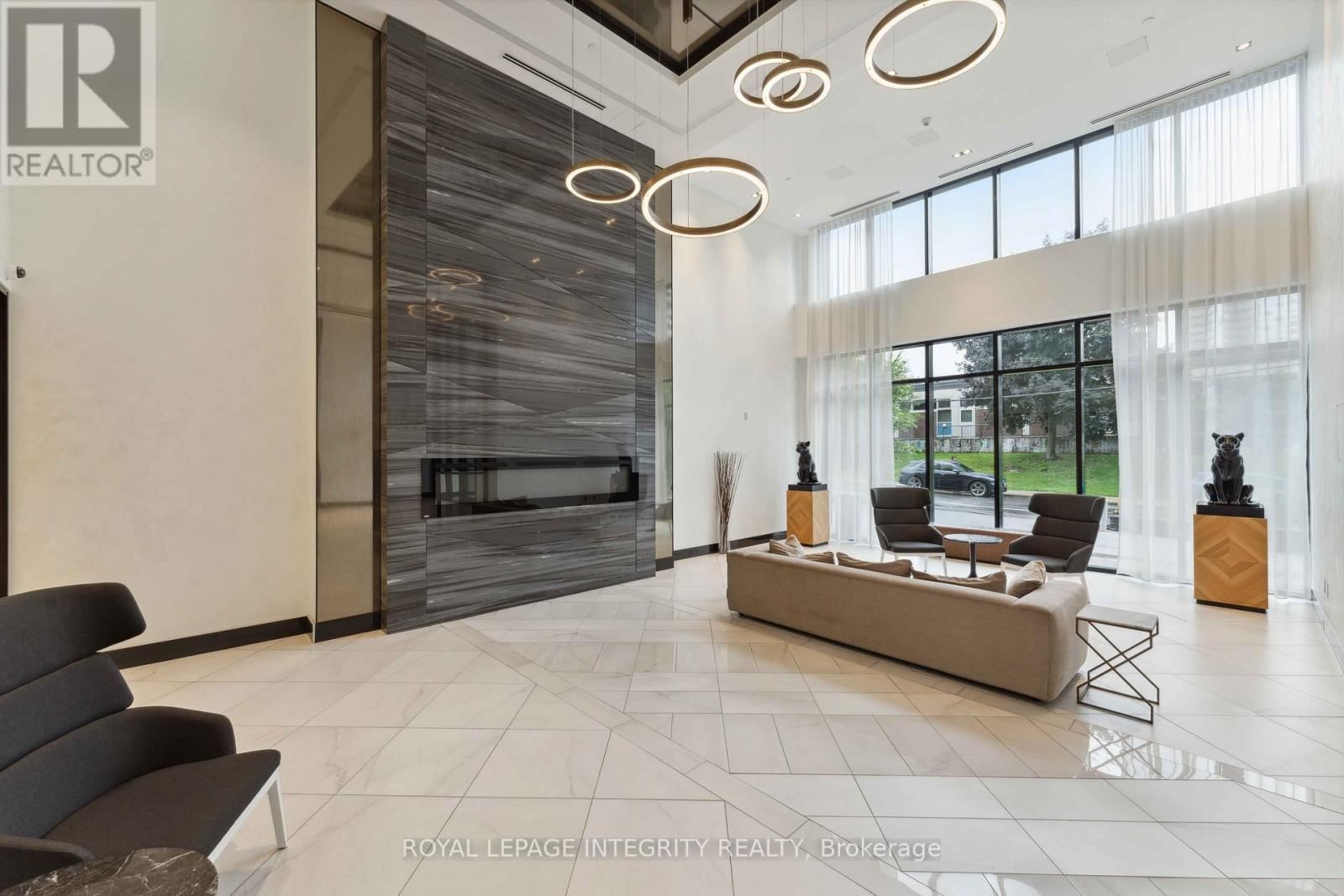 1007 - 255 BAY STREET Image 32