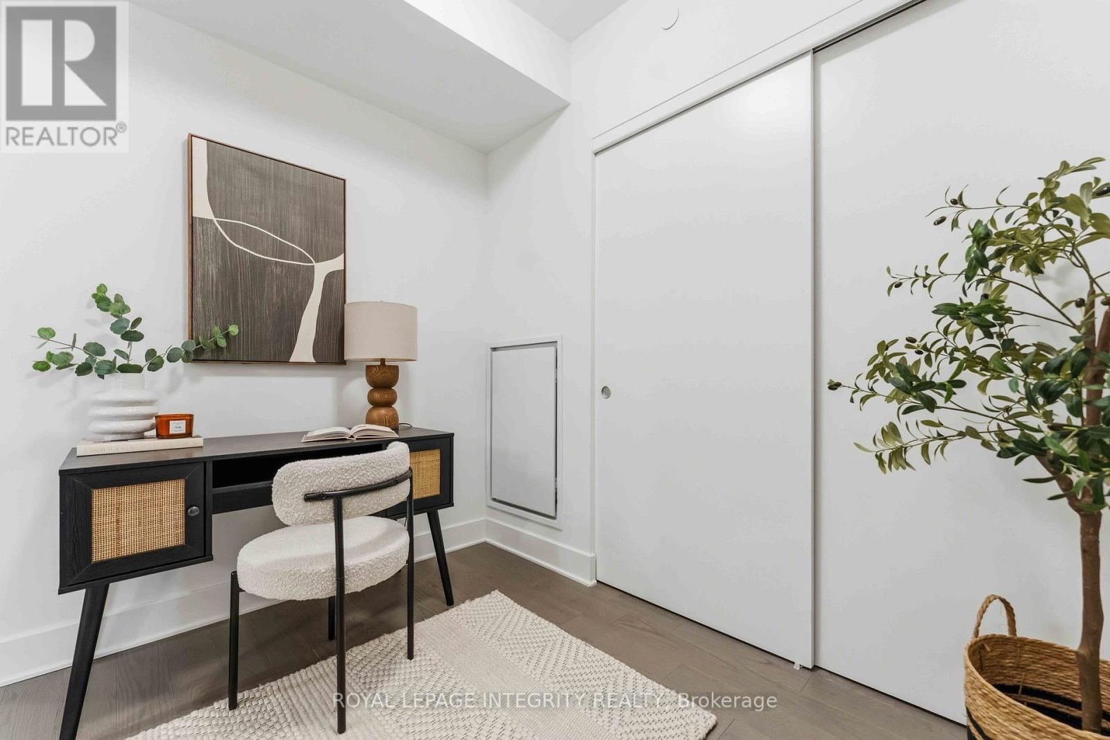 1007 - 255 BAY STREET Image 4