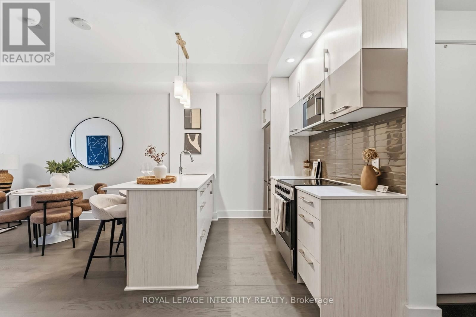 1007 - 255 BAY STREET Image 5