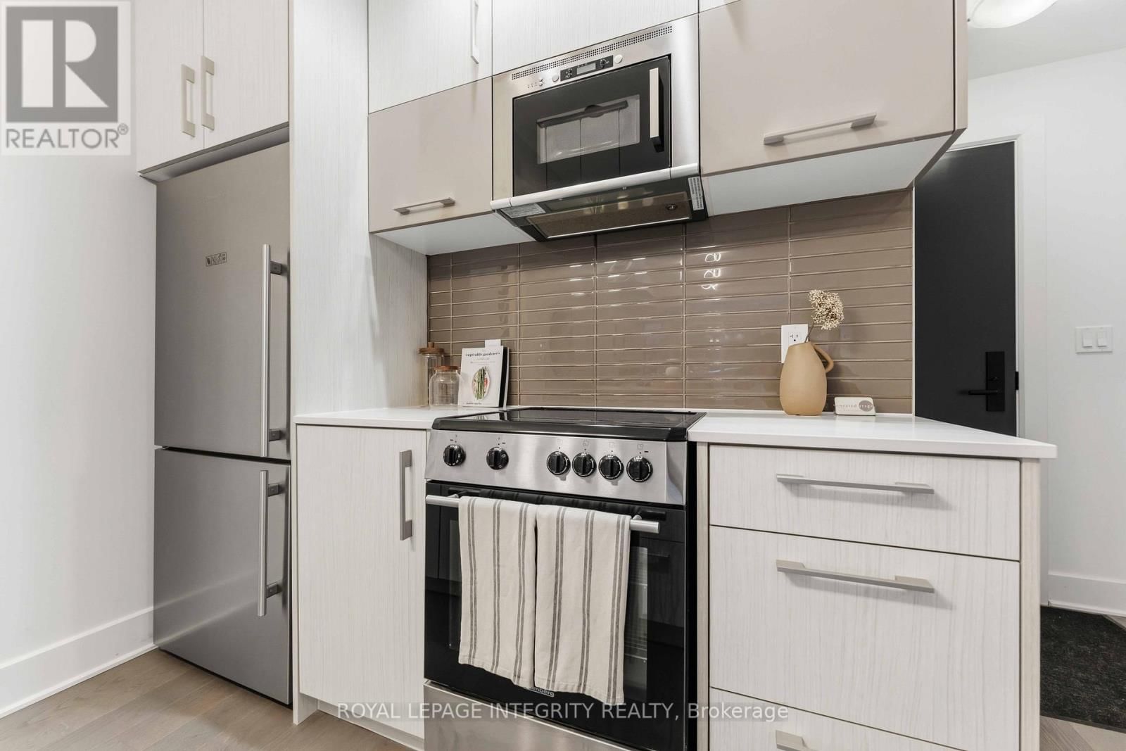 1007 - 255 BAY STREET Image 6