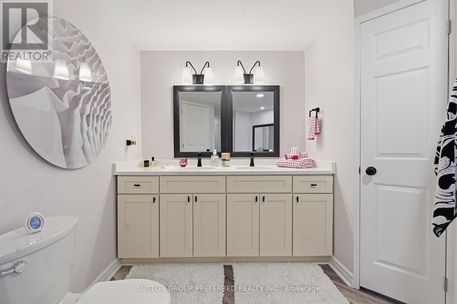 310 - 250 SYDENHAM STREET Image 32