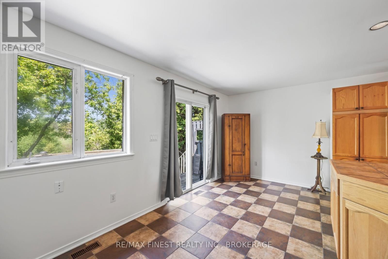 941 MALVERN TERRACE Image 18