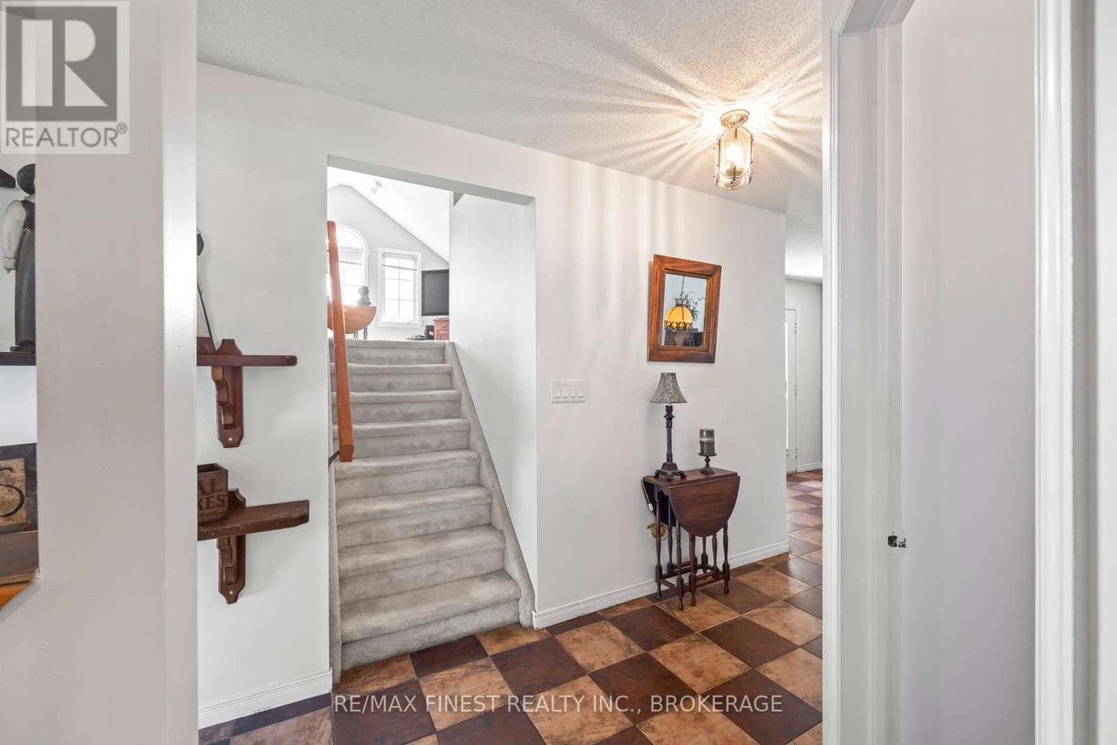 941 MALVERN TERRACE Image 24