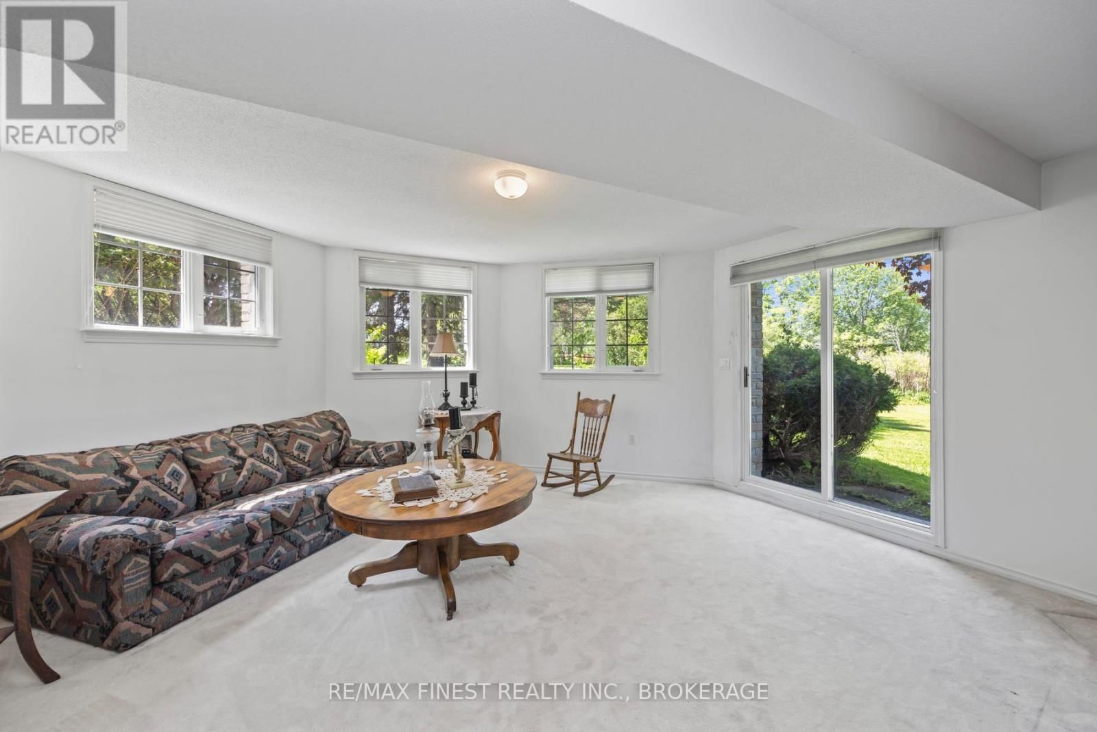 941 MALVERN TERRACE Image 31