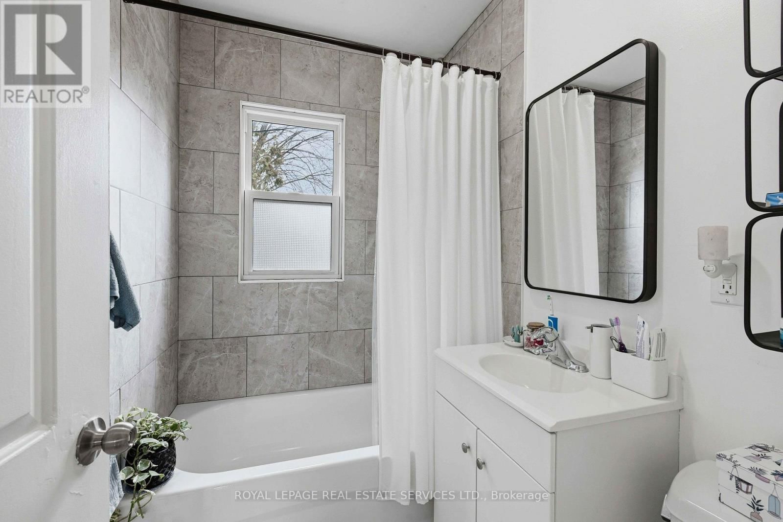 1028 JOHNSON STREET Image 17