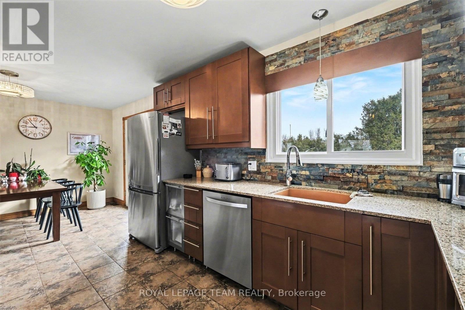 3041 BRIDGE STREET Image 11