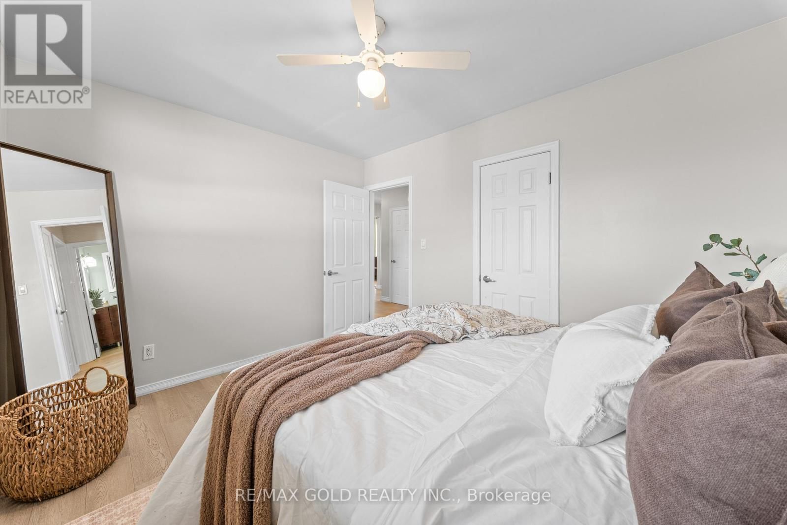 207 BRENDA CRESCENT Image 24