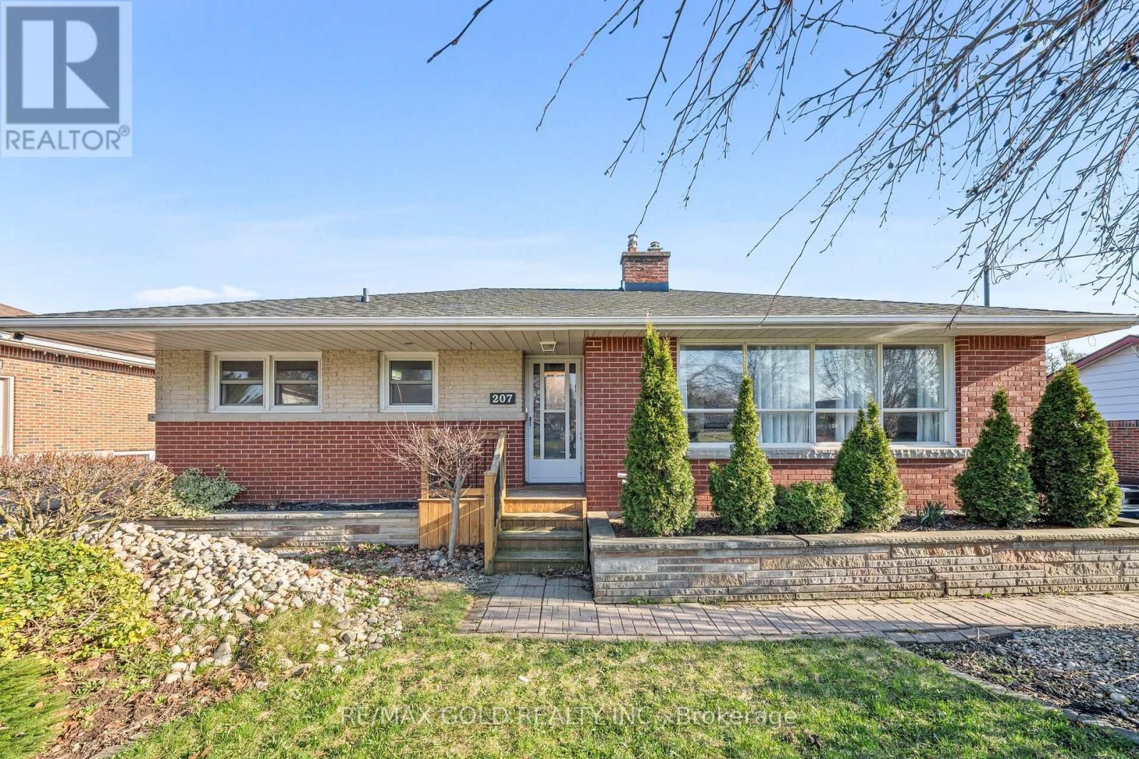 207 BRENDA CRESCENT Image 3