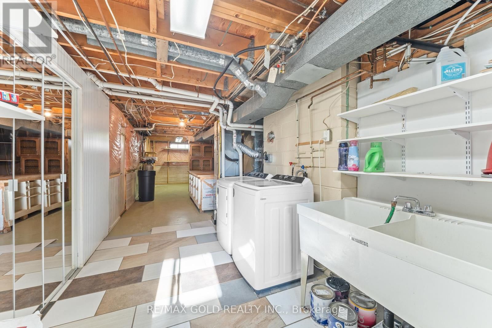 207 BRENDA CRESCENT Image 40