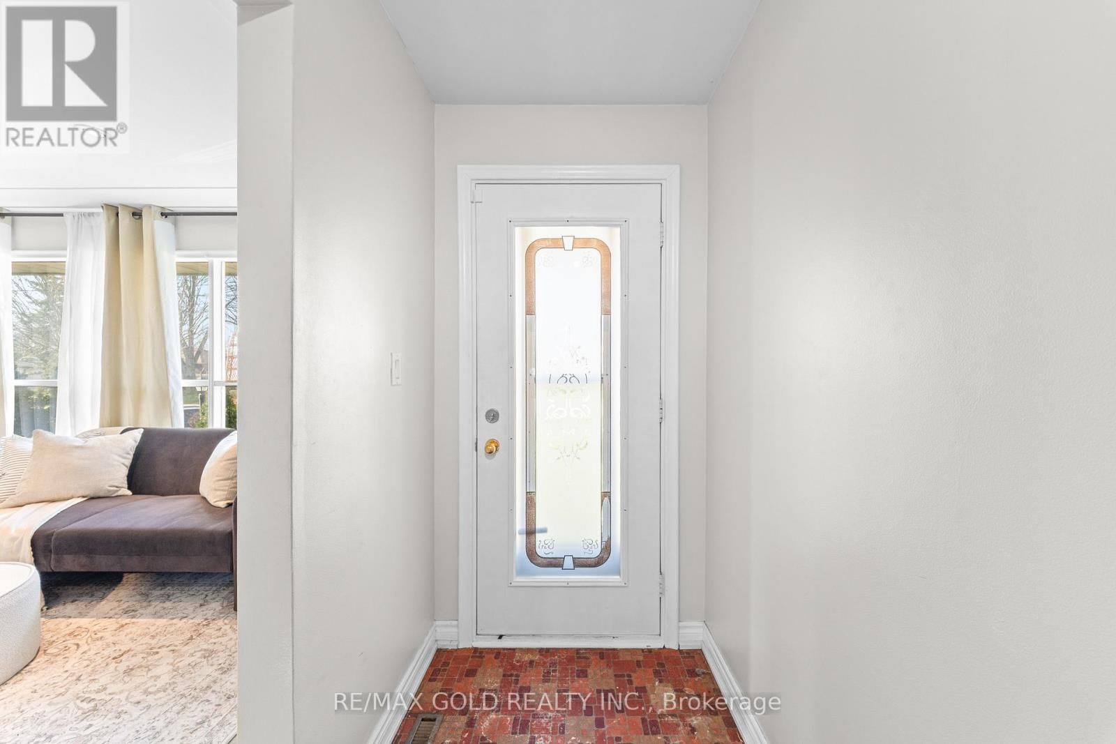 207 BRENDA CRESCENT Image 8