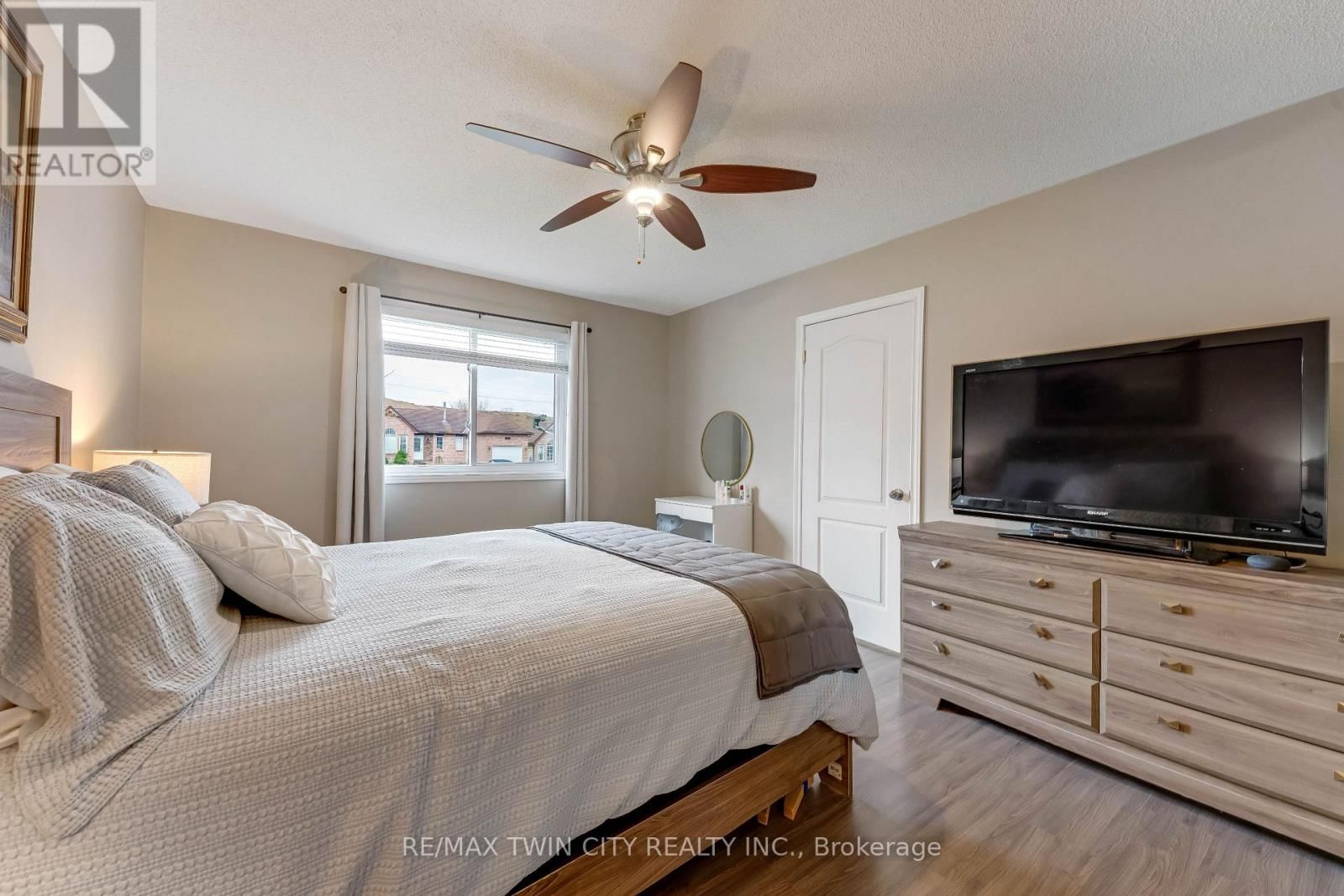 99 CANROBERT STREET Image 26