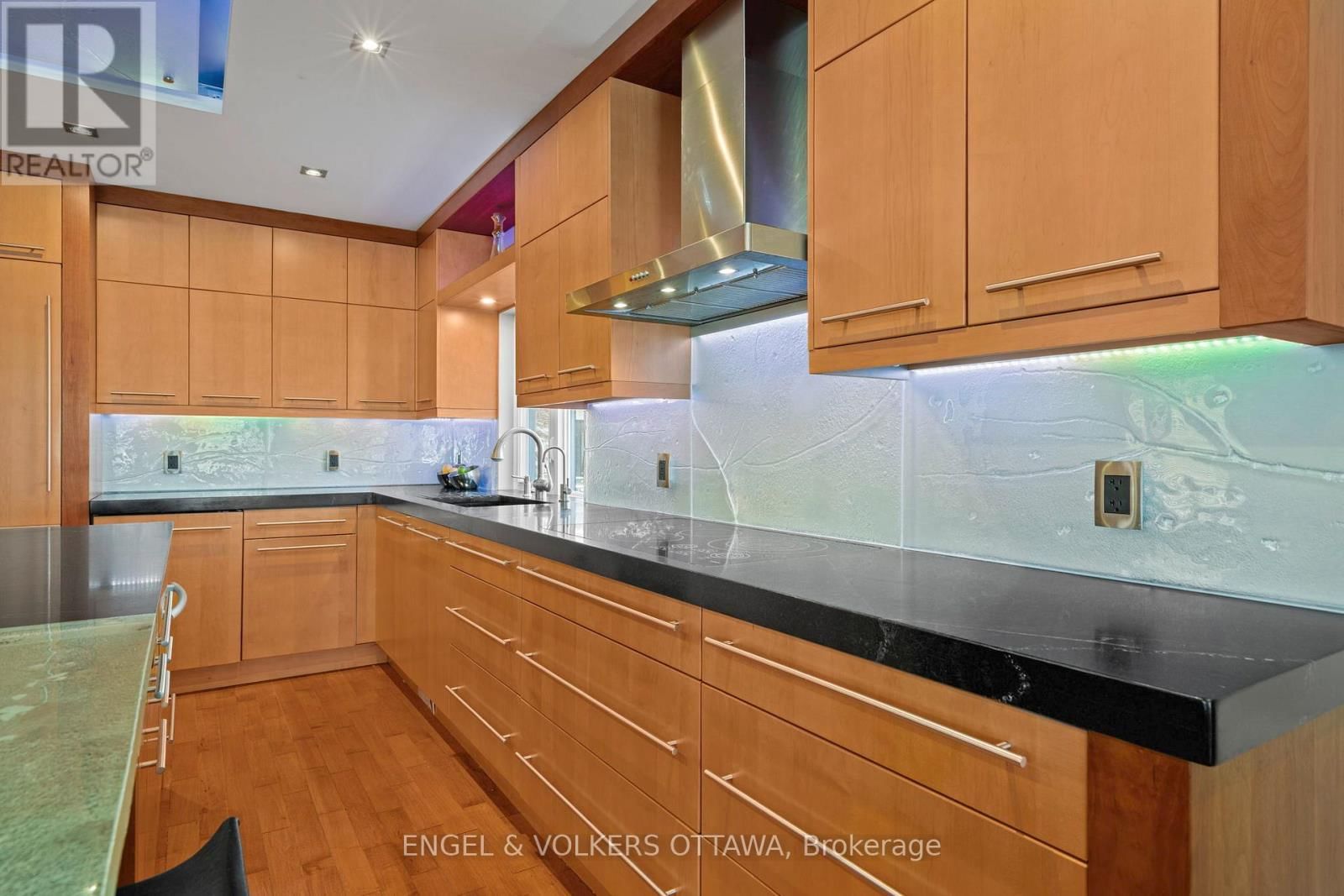 93 GILCHRIST AVENUE Image 15