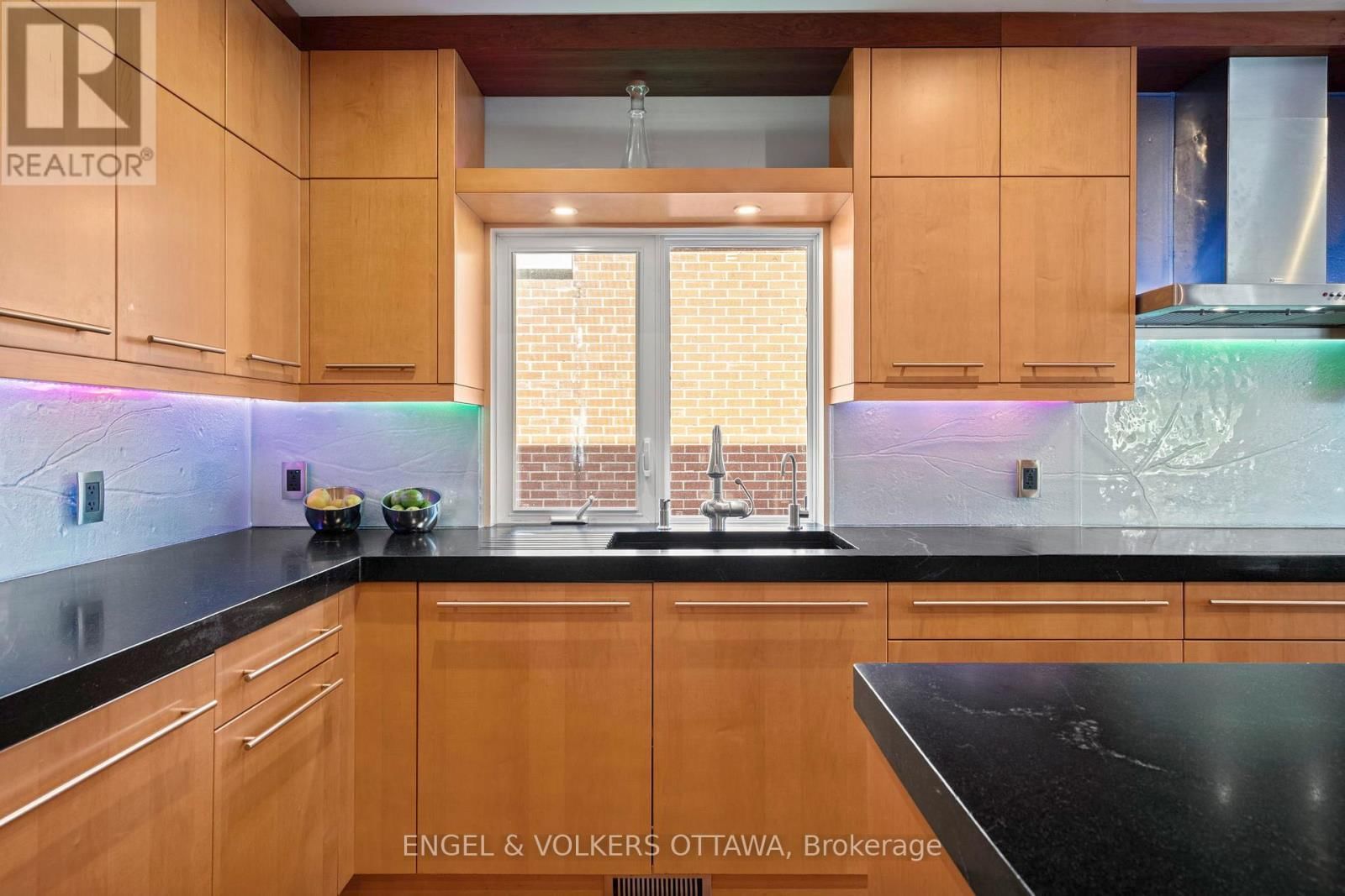 93 GILCHRIST AVENUE Image 17