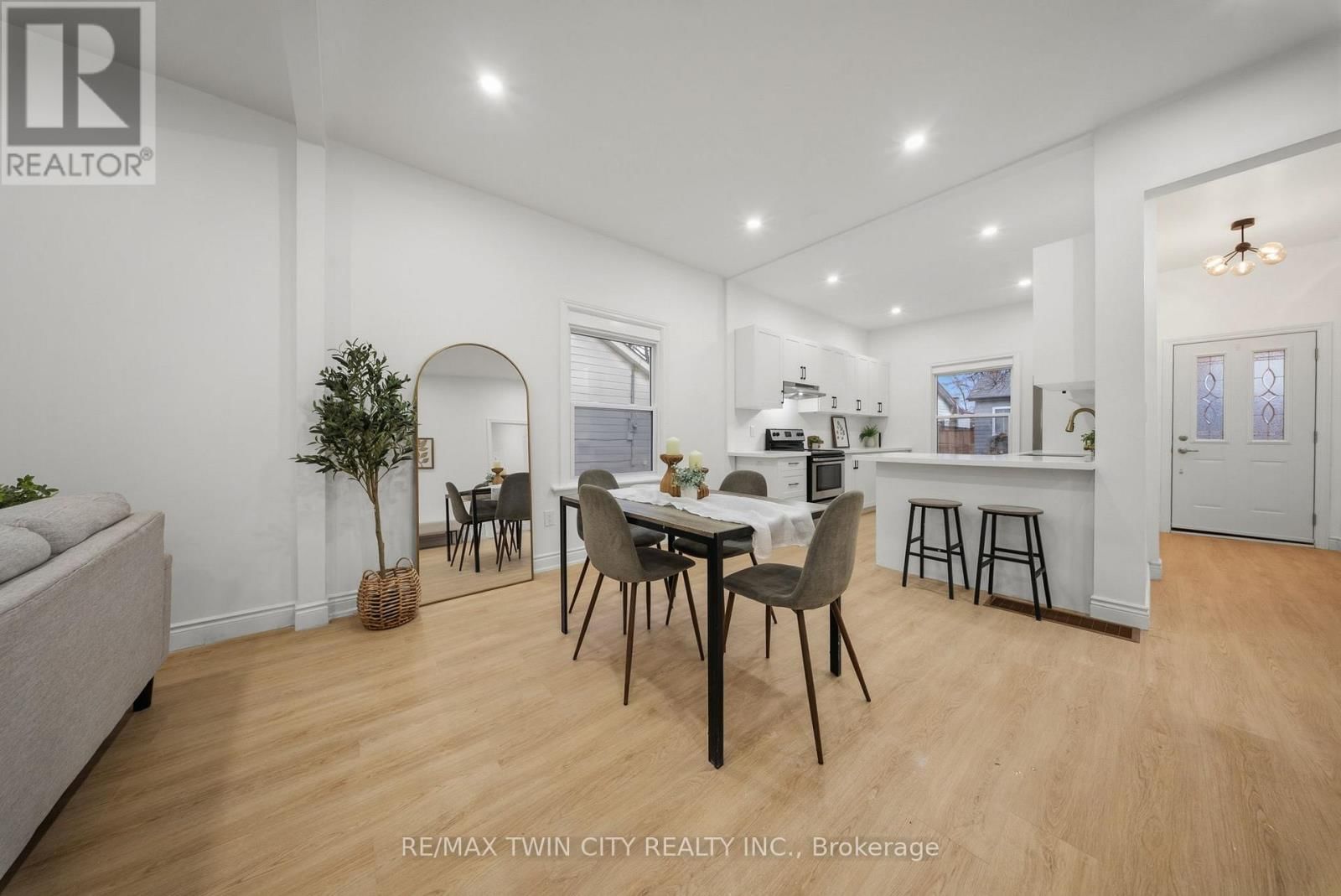 8 MAIN STREET Image 5