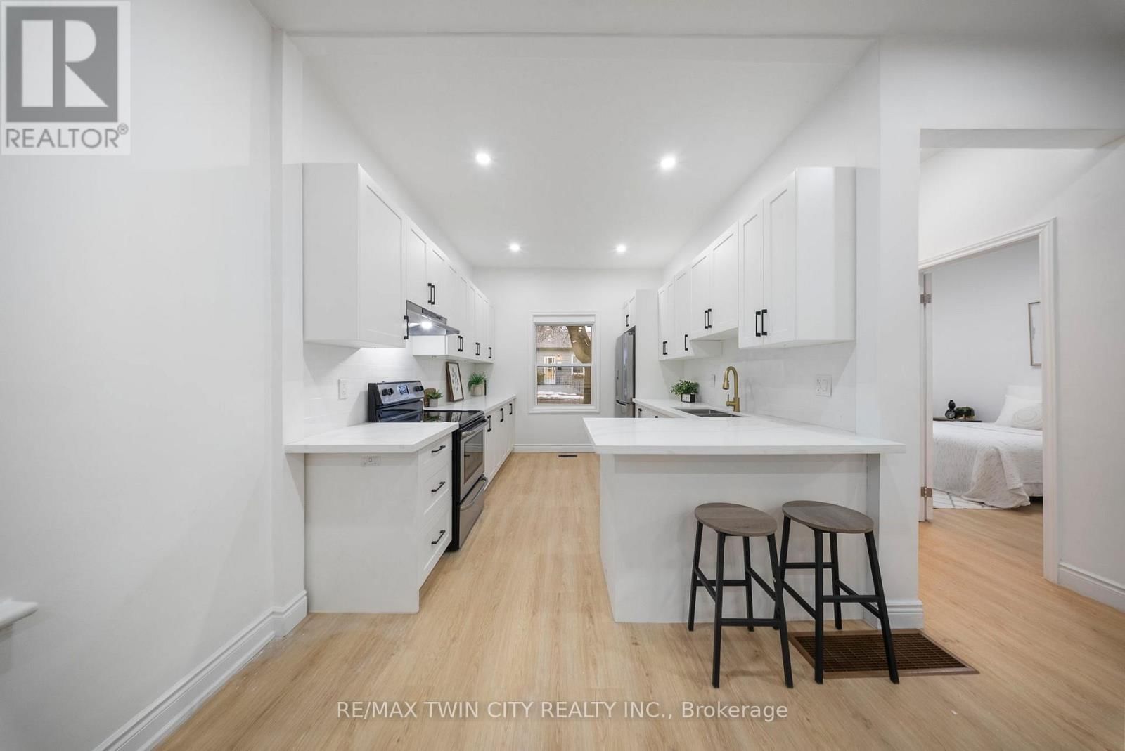 8 MAIN STREET Image 8