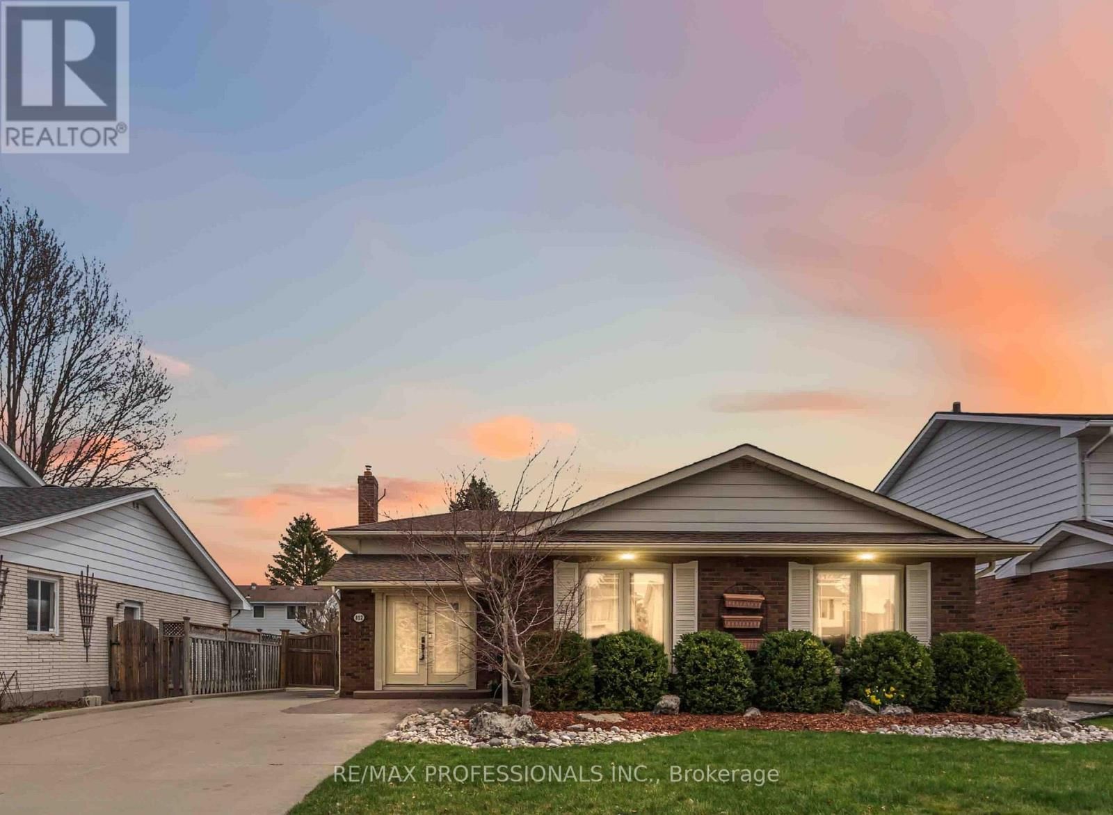 812 DANBURY CRESCENT Image 1