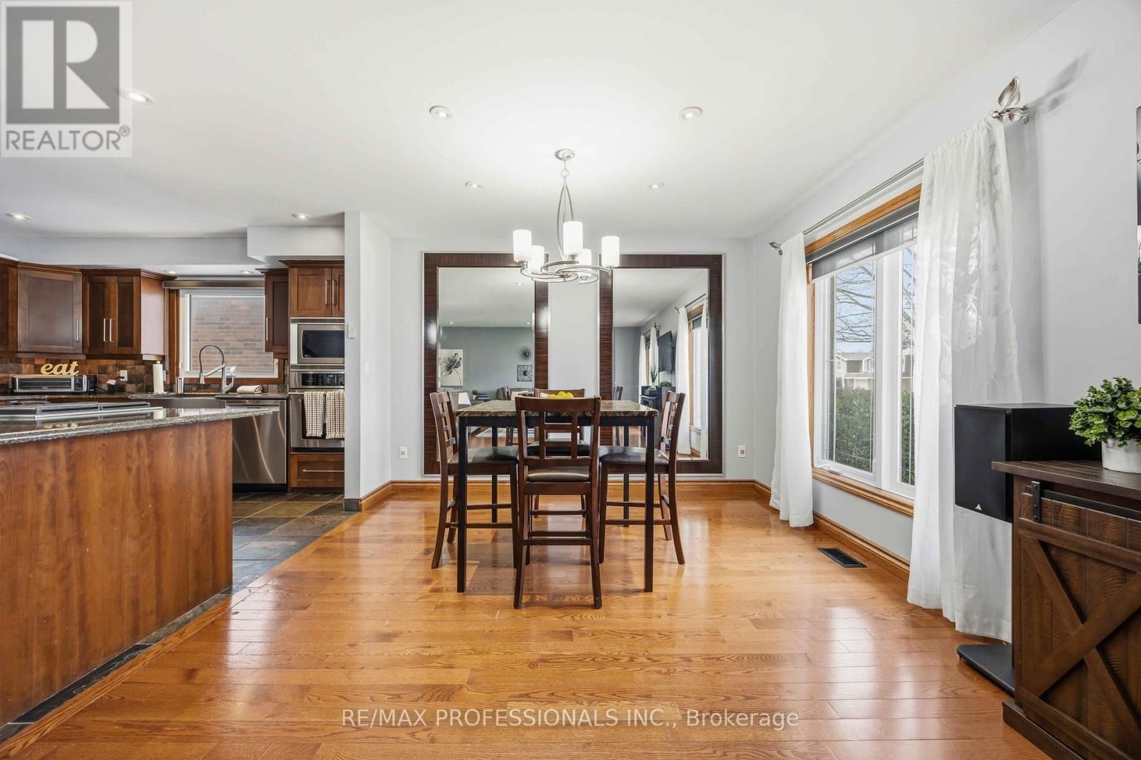 812 DANBURY CRESCENT Image 10