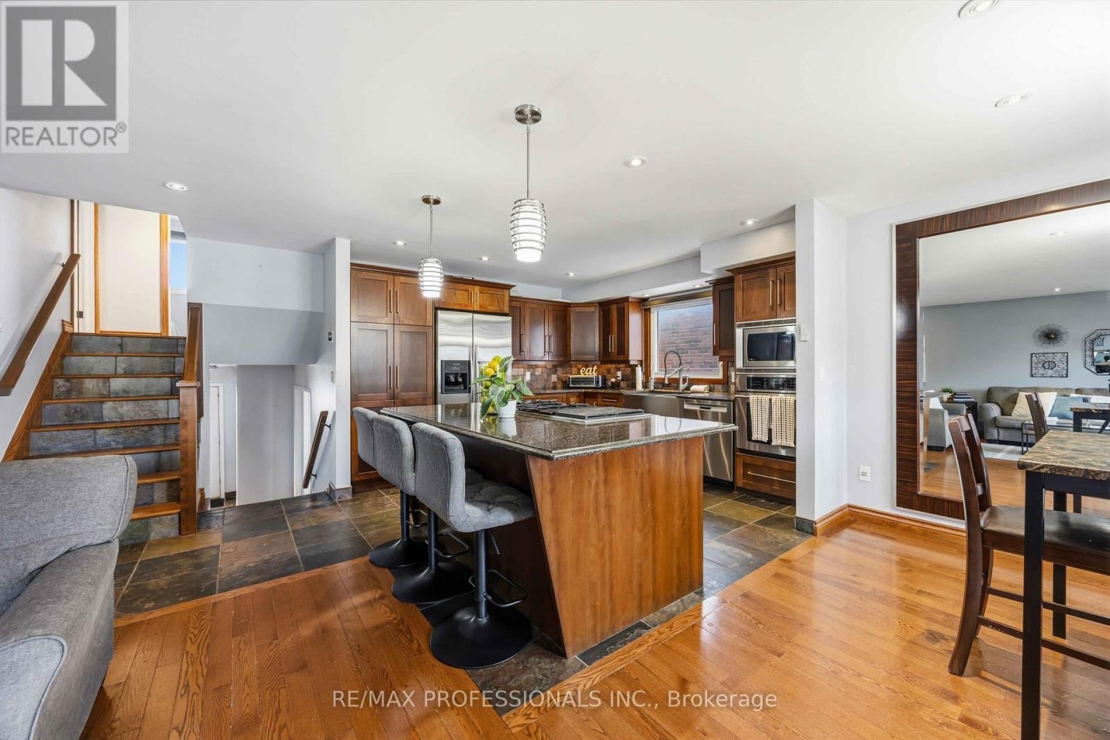 812 DANBURY CRESCENT Image 12