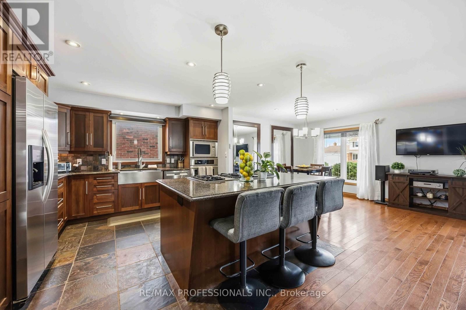 812 DANBURY CRESCENT Image 13